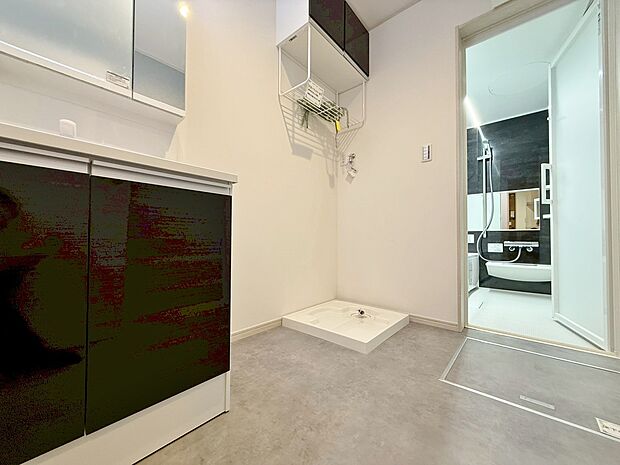 清潔感と心地よさを重視した、上質感漂うパウダールーム。