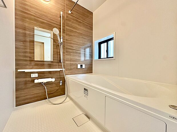 一日の疲れを癒すバスルームは、心地よいリラックスを叶える清潔感溢れる空間です。