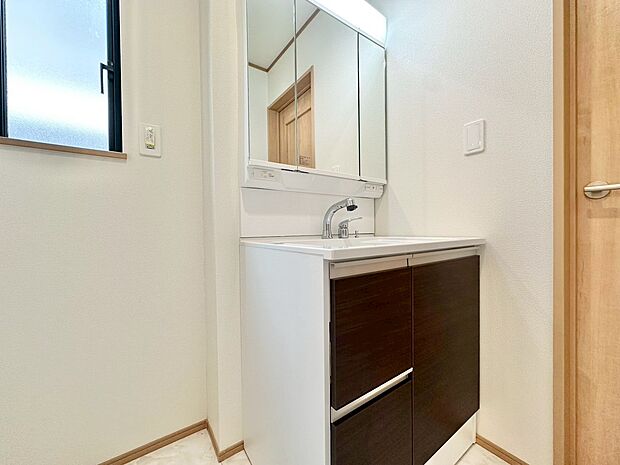 何かと物が増える場所だからこそ、スッキリと見映えの良い空間に。