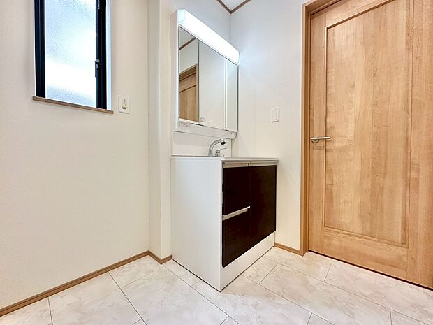 清潔感と心地よさを重視した、上質感漂うパウダールーム。