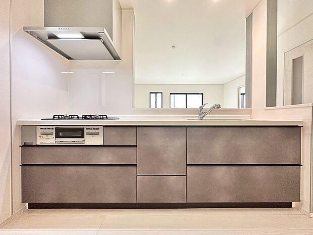 スマートな意匠と充実の機能を備えたキッチンが、暮らしにおいしい彩りを添えます。