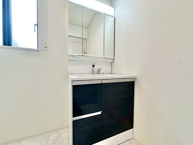 何かと物が増える場所だからこそ、スッキリと見映えの良い空間に。