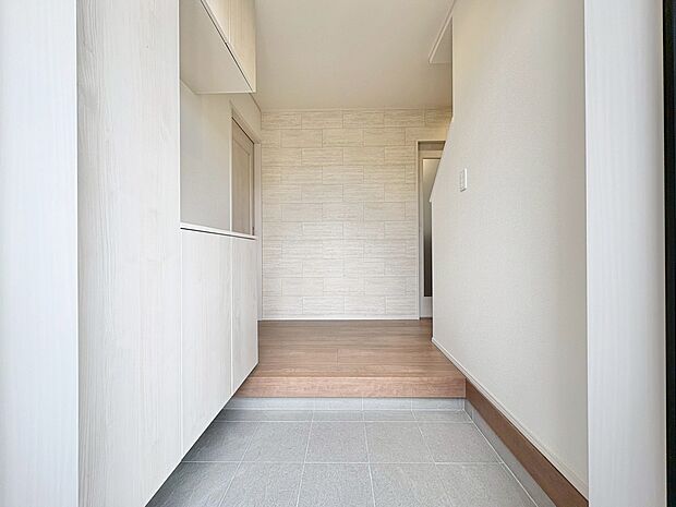 シューズボックスを完備した玄関です。