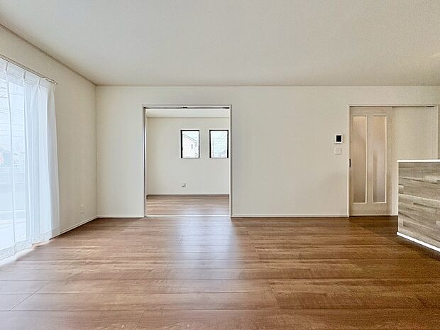 忙しく過ぎゆく日常を置き去るほど、ゆったりした時間が流れるリビング。