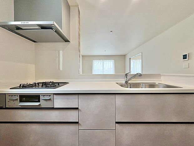 スマートな意匠と充実の機能を備えたキッチンが、暮らしにおいしい彩りを添えます。