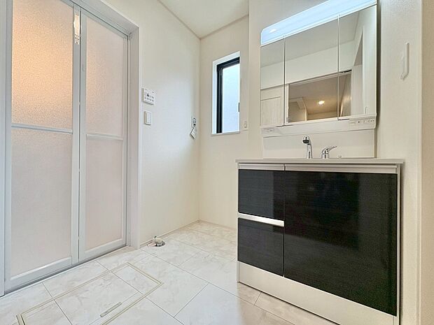 清潔感と心地よさを重視した、上質感漂うパウダールーム。