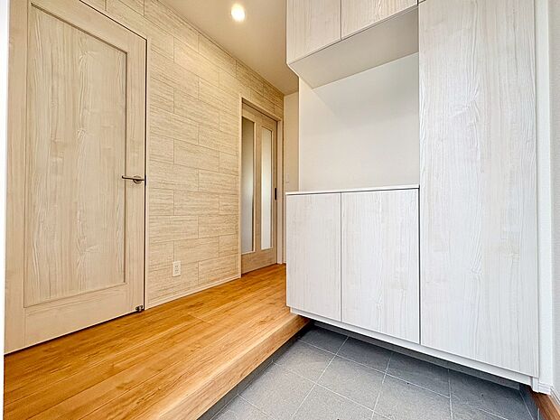 シューズボックスを完備した玄関です。