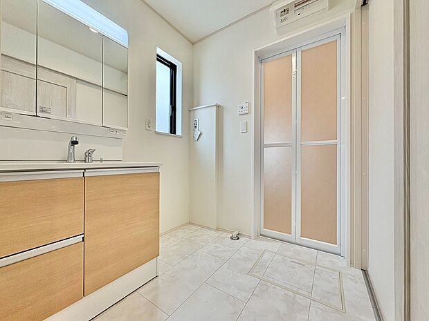 清潔感と心地よさを重視した、上質感漂うパウダールーム。