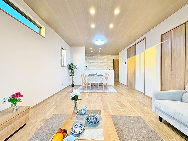 忙しく過ぎゆく日常を置き去るほど、ゆったりした時間が流れるリビング。