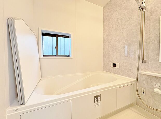 一日の疲れを癒すバスルームは、心地よいリラックスを叶える清潔感溢れる空間です。