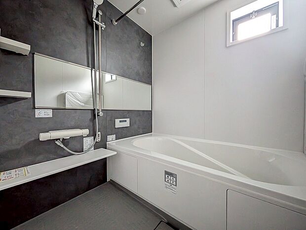 一日の疲れを癒すバスルームは、心地よいリラックスを叶える清潔感溢れる空間です。