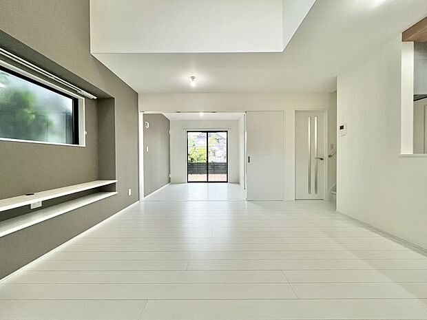 忙しく過ぎゆく日常を置き去るほど、ゆったりした時間が流れるリビング。