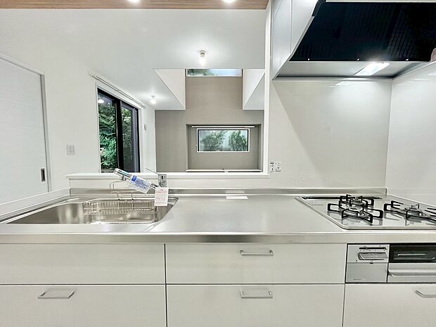 スマートな意匠と充実の機能を備えたキッチンが、暮らしにおいしい彩りを添えます。