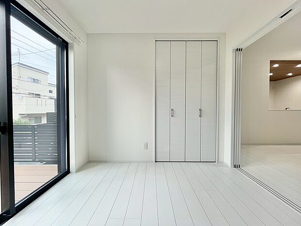 ベッドも十分に設置するスペースがあります。