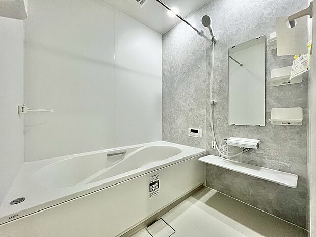 一日の疲れを癒すバスルームは、心地よいリラックスを叶える清潔感溢れる空間です。