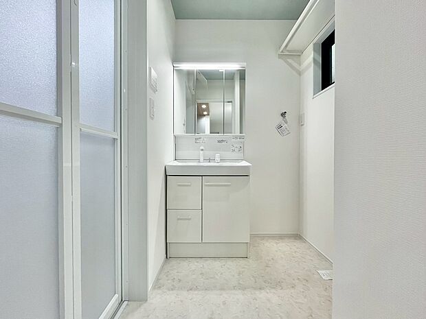 清潔感と心地よさを重視した、上質感漂うパウダールーム。