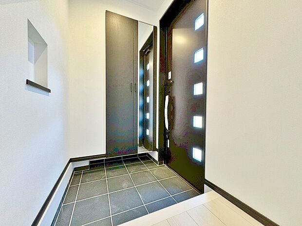 シューズボックスを完備した玄関です。