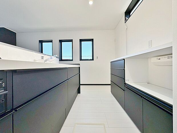 スマートな意匠と充実の機能を備えたキッチンが、暮らしにおいしい彩りを添えます。