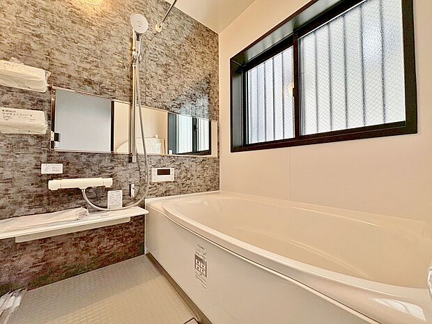 一日の疲れを癒すバスルームは、心地よいリラックスを叶える清潔感溢れる空間です。