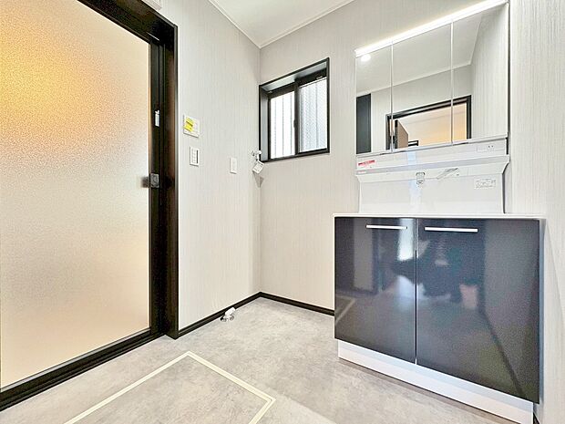 清潔感と心地よさを重視した、上質感漂うパウダールーム。