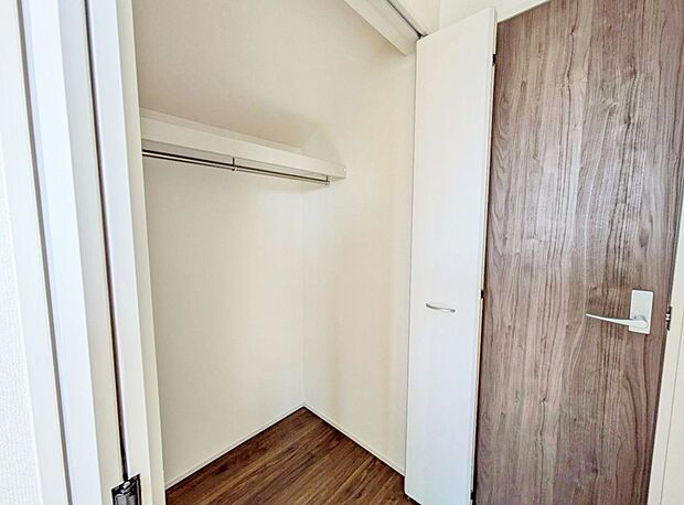 居室にはクローゼットがあり、荷物もスッキリ収納して快適にお過ごしいただけます。