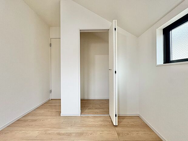 居室にはクローゼットがあり、荷物もスッキリ収納して快適にお過ごしいただけます。