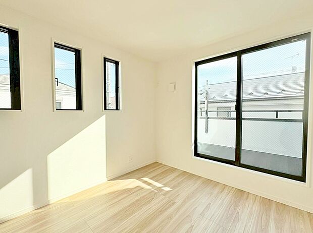 ベッドも十分に設置するスペースがあります。