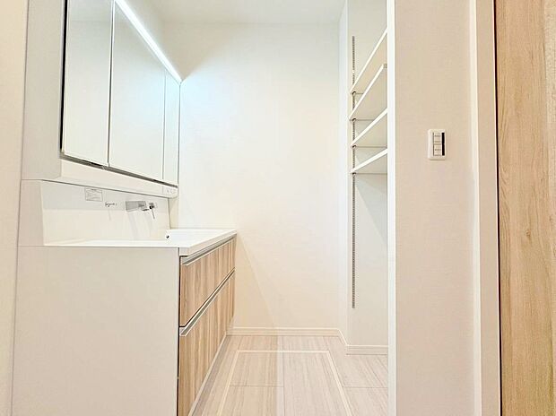 清潔感と心地よさを重視した、上質感漂うパウダールーム。