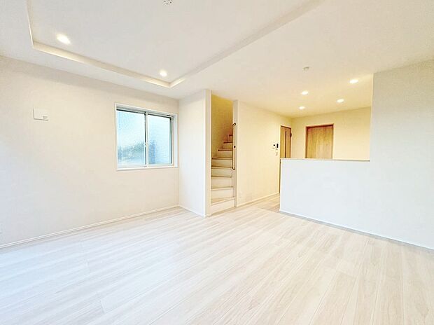 忙しく過ぎゆく日常を置き去るほど、ゆったりした時間が流れるリビング。