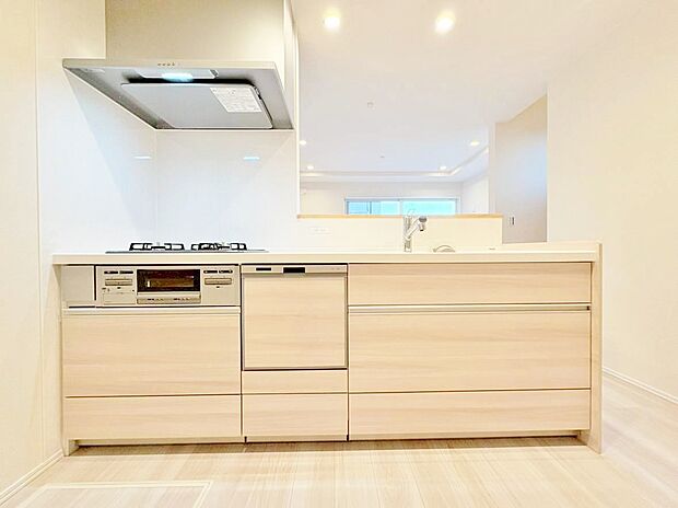 スマートな意匠と充実の機能を備えたキッチンが、暮らしにおいしい彩りを添えます。