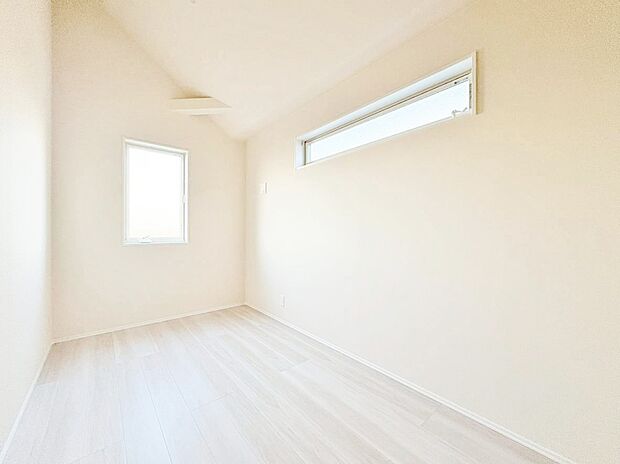 ベッドも十分に設置するスペースがあります。