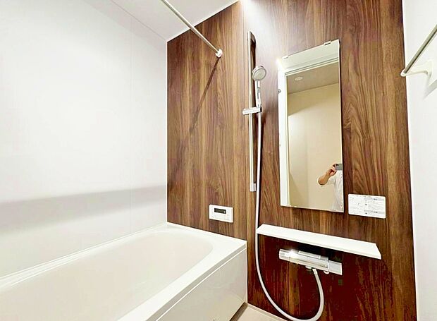 一日の疲れを癒すバスルームは、心地よいリラックスを叶える清潔感溢れる空間です。