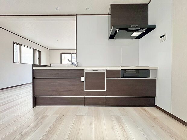 スマートな意匠と充実の機能を備えたキッチンが、暮らしにおいしい彩りを添えます。