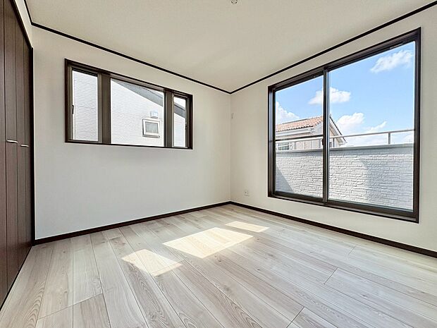 ベッドも十分に設置するスペースがあります。