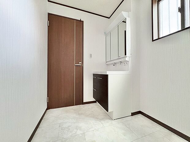 清潔感と心地よさを重視した、上質感漂うパウダールーム。