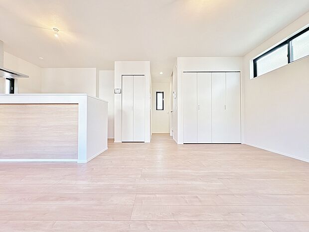 忙しく過ぎゆく日常を置き去るほど、ゆったりした時間が流れるリビング。