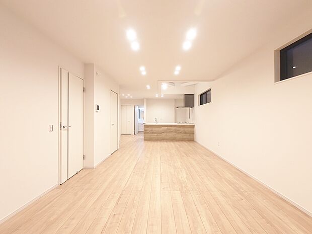 忙しく過ぎゆく日常を置き去るほど、ゆったりした時間が流れるリビング。