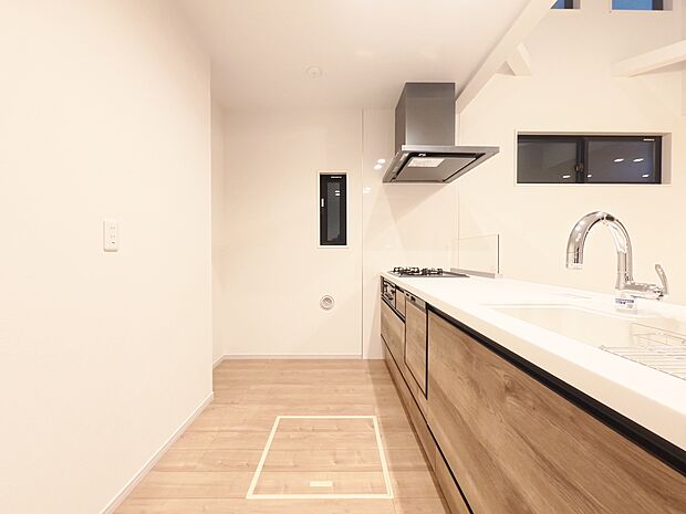 スマートな意匠と充実の機能を備えたキッチンが、暮らしにおいしい彩りを添えます。