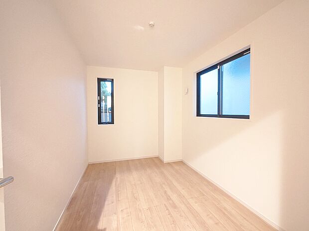 ベッドも十分に設置するスペースがあります。