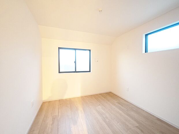 ゆとりを感じさせる広さの主寝室は、心身を静かに満たすシックな趣き。