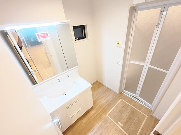 清潔感と心地よさを重視した、上質感漂うパウダールーム。