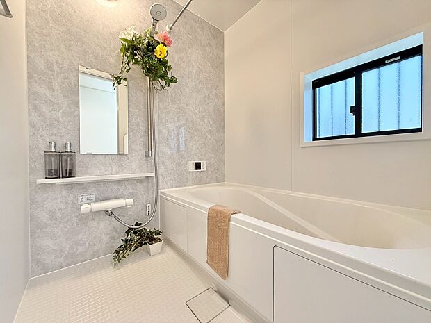 一日の疲れを癒すバスルームは、心地よいリラックスを叶える清潔感溢れる空間です。