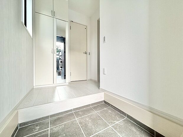 シューズボックスを完備した玄関です。