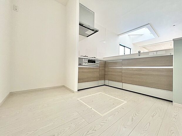 スマートな意匠と充実の機能を備えたキッチンが、暮らしにおいしい彩りを添えます。