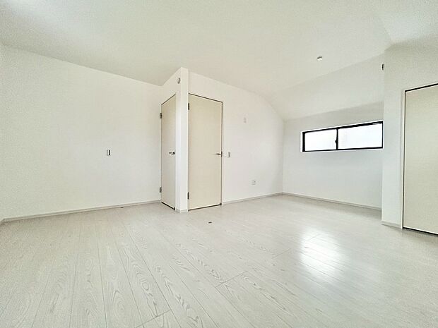 ベッドも十分に設置するスペースがあります。