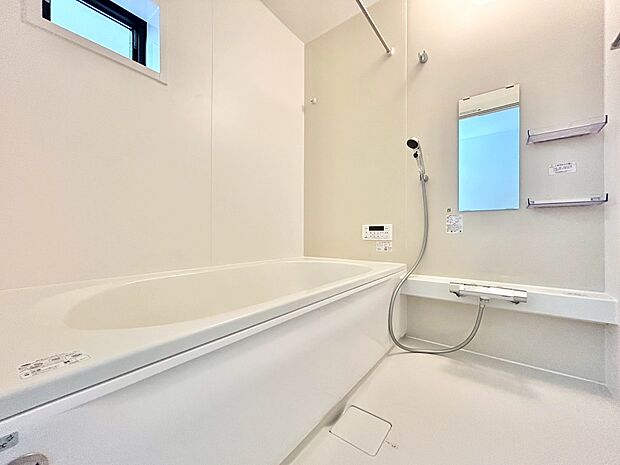 一日の疲れを癒すバスルームは、心地よいリラックスを叶える清潔感溢れる空間です。