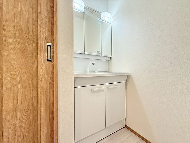 何かと物が増える場所だからこそ、スッキリと見映えの良い空間に。