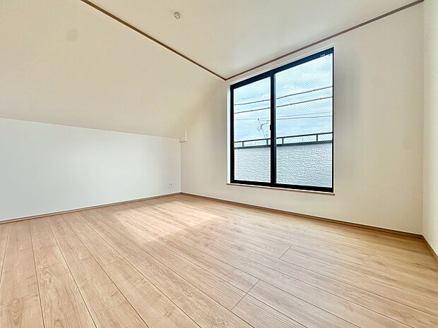 ベッドも十分に設置するスペースがあります。