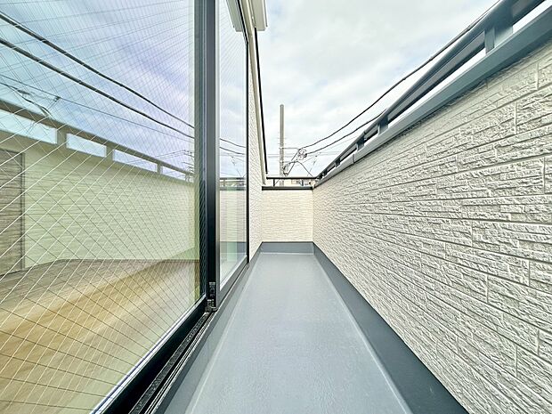 暮らしの中で、光と風を演出してくれるバルコニー。