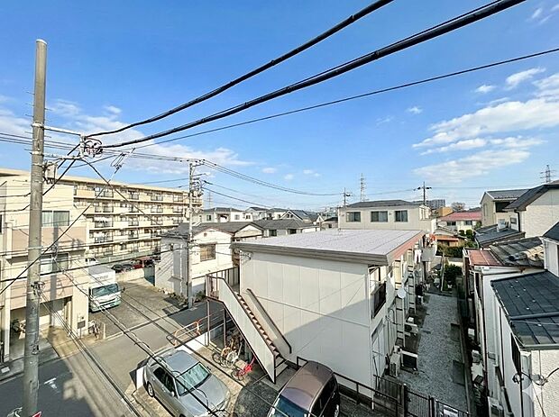 窓を開けると広がる青空。心をリフレッシュして日々を過ごしていきましょう。